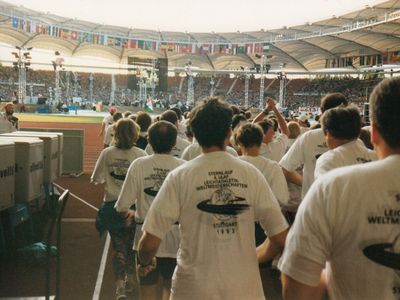 Eröffnungsfeier: der Einmarsch der Sternläufer ins Gottlieb-Daimler-Stadion (Foto: privat)