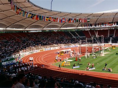 Blick auf die Westkurve mit Wettkampf mit Wettkampfbetrieb.